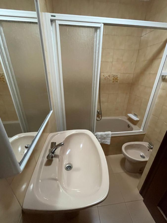 Hostal Restaurante Luz De Luna บียานูเอบา เด อาโรซา ภายนอก รูปภาพ